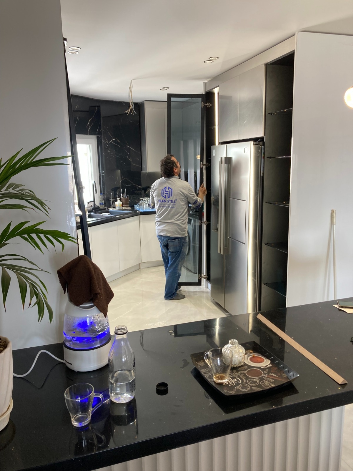 مراحل نصب درب شیشه‌ای کابینت فریم‌لس