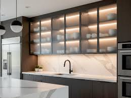 تفاوت درب شیشه‌ای معمولی با فریم‌لس