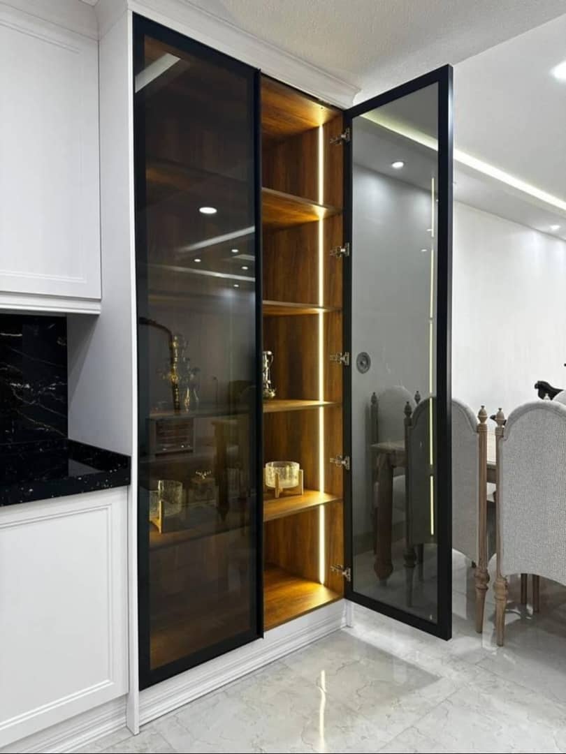 مراحل نصب درب شیشه‌ای کابینت فریم‌لس یا همان دکوفیکس